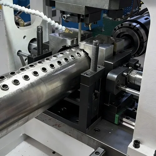 Крупный план станции для пробивки и фланцевания труб.