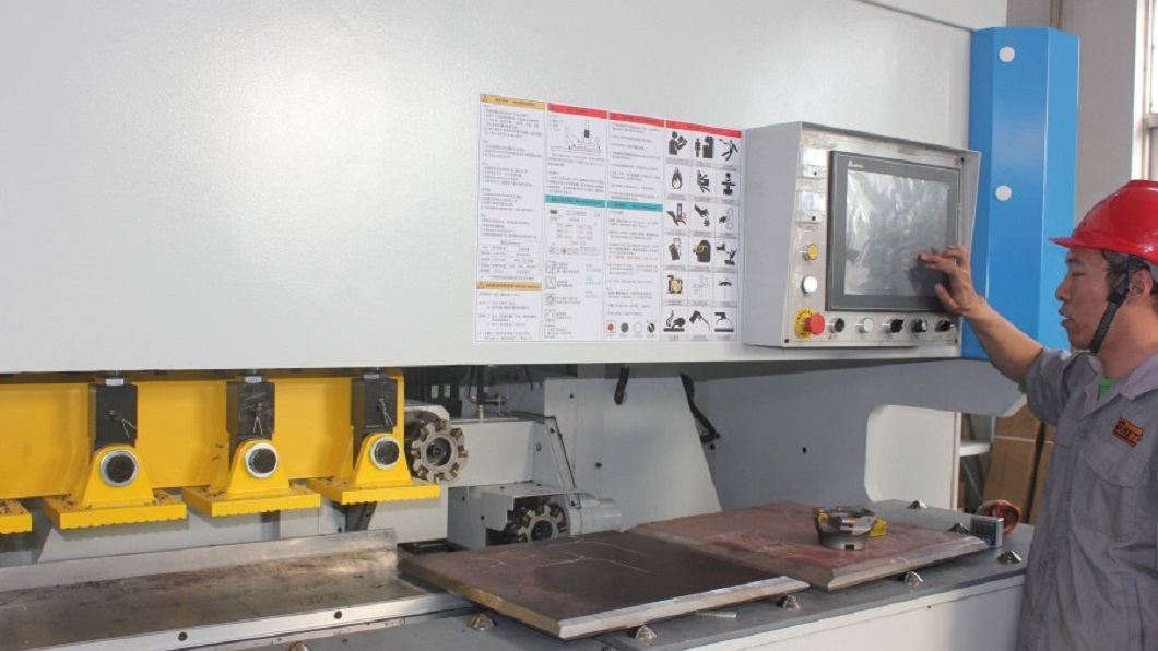 hmi touch screen interface of plate beveling machin