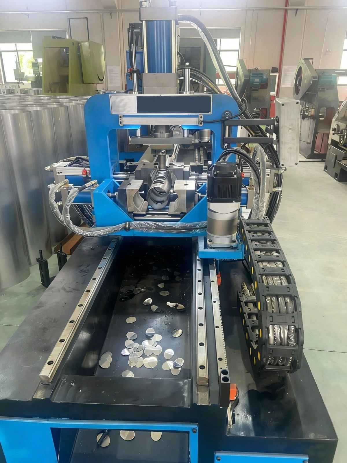 Высокоточный станок для пробивки и фланцевания труб для сосудов под давлением