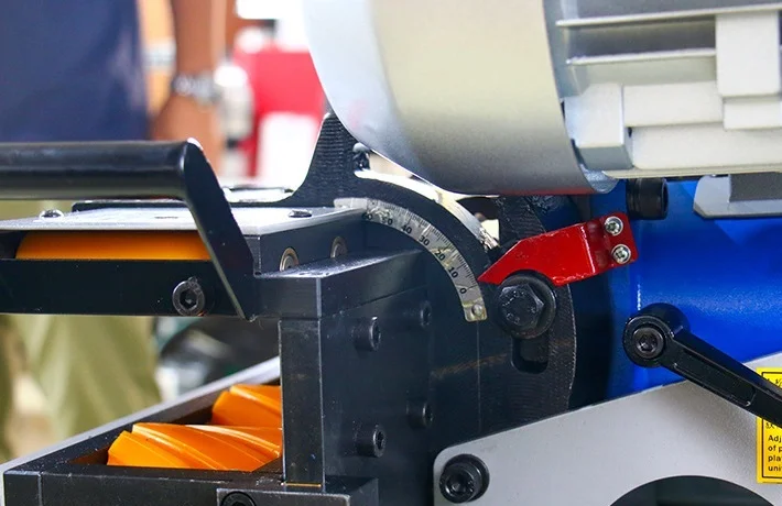 inverting plate beveling machine head rotation structure