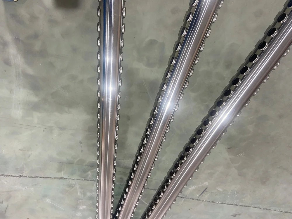 Труба из нержавеющей стали с зеркальной полировкой, перфорированными и фланцевыми отверстиями.