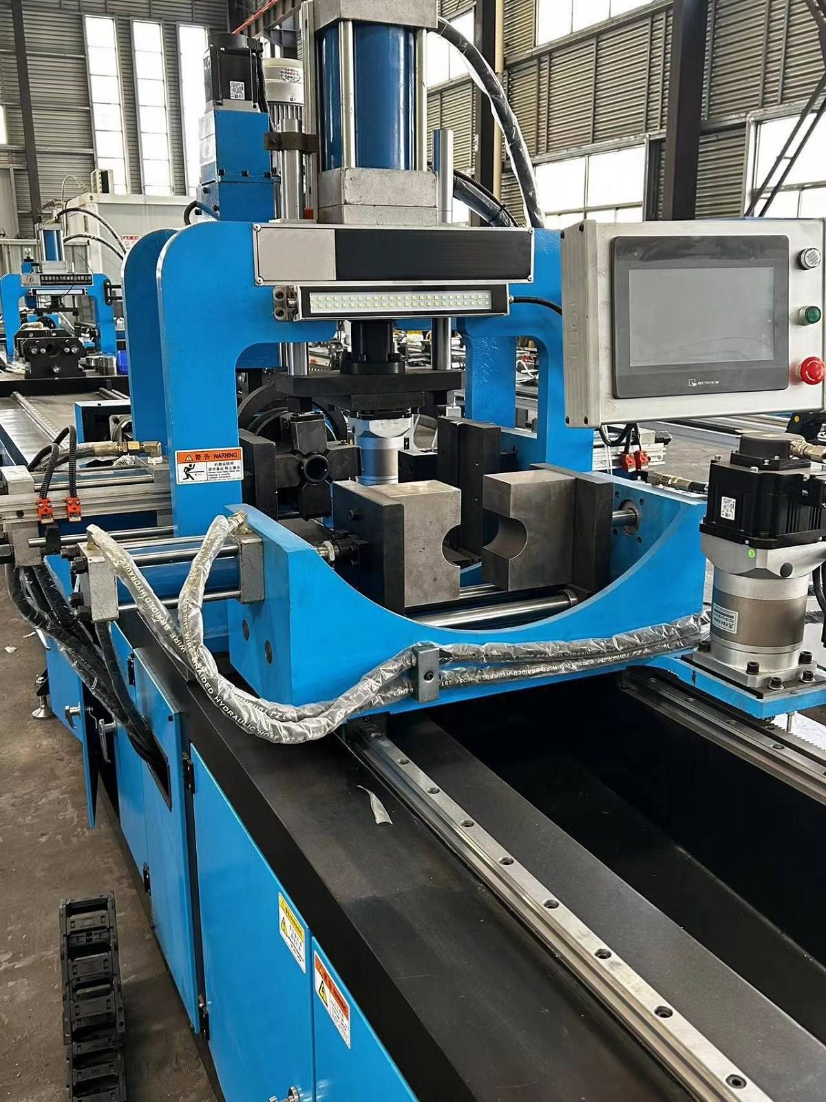 Многоосевой сервоуправляемый станок для пробивки и фланцевания труб