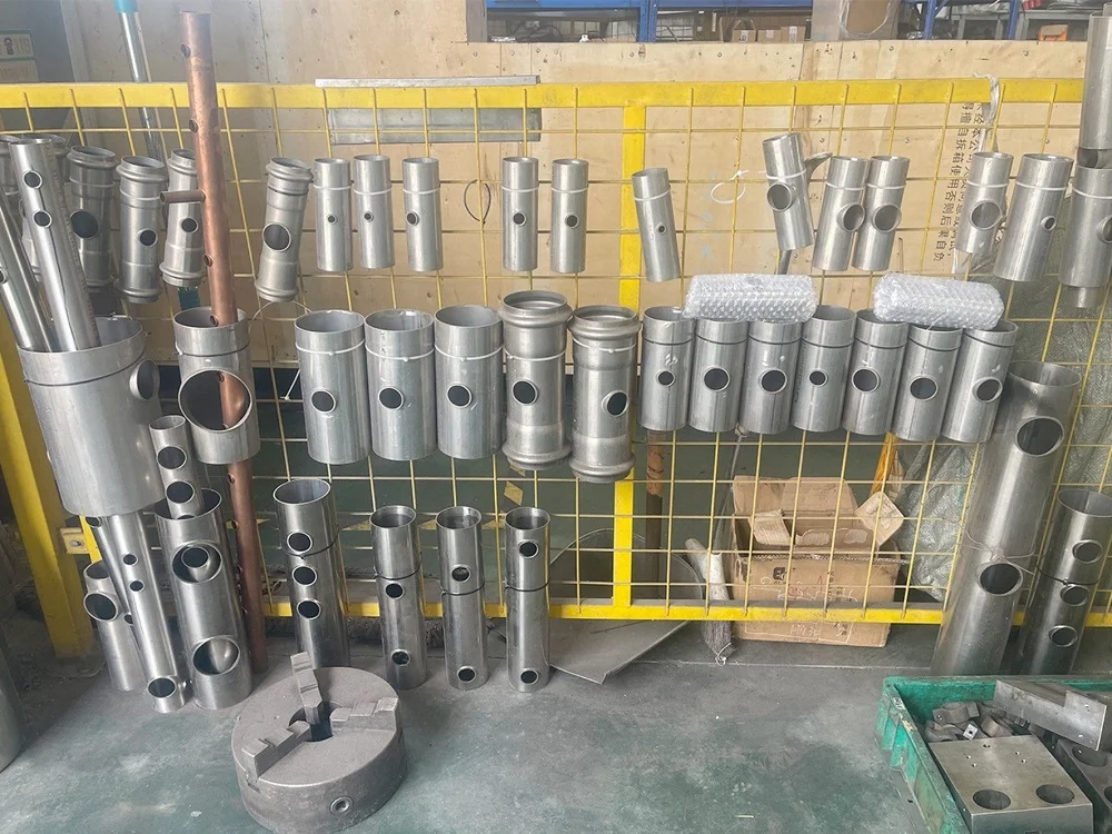 Трубы различных спецификаций с перфорированными и фланцевыми отверстиями (демонстрация)