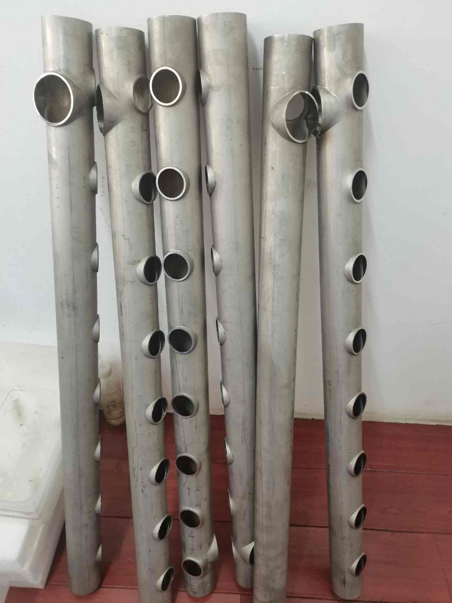 несколько алюминиевых труб с перфорацией и фланцеванием