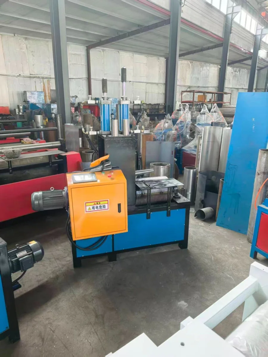 Панорамный вид дискового конусопрокатного станка сине-оранжево-красного цвета в цехе завода, оборудованного гидравлической системой и блоком управления.