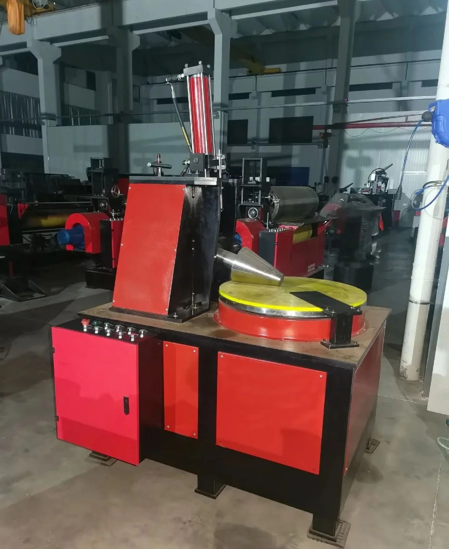 Роликовый конусопрокатный станок дискового типа красного и черного цвета: внешний вид станка и конструкция конусной формы в цехе завода.