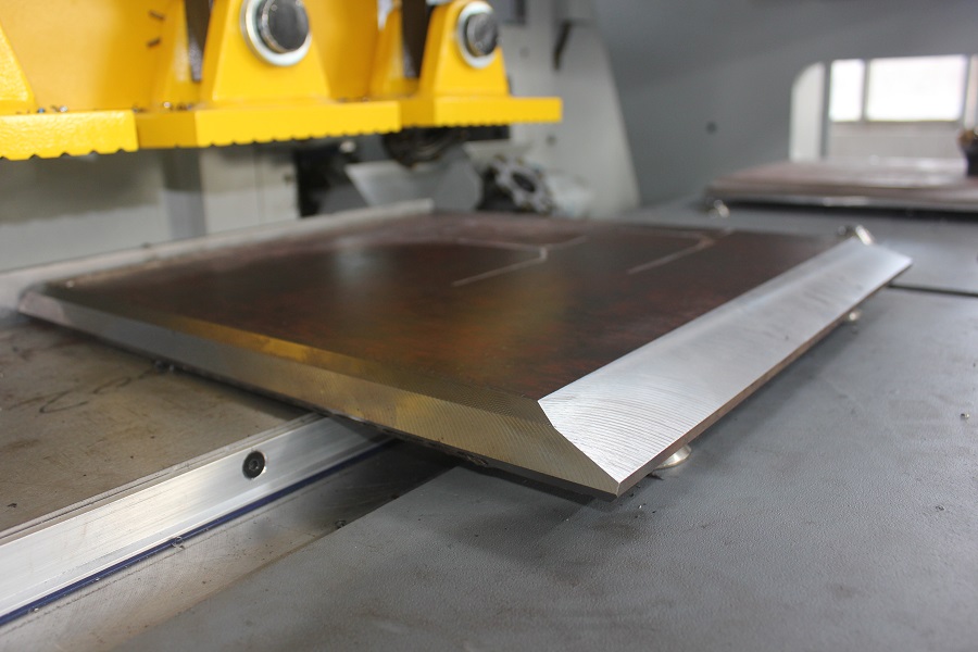 v bevel on steel plate for welding