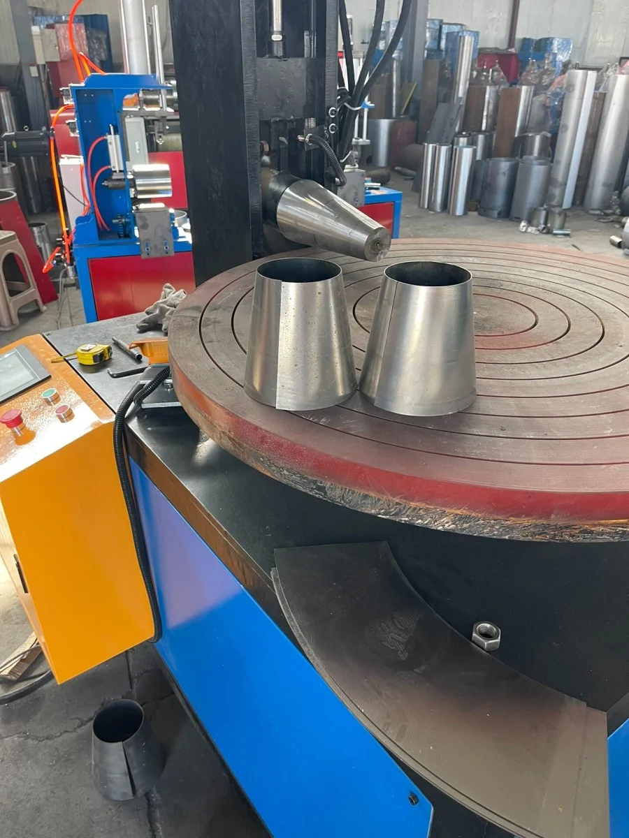 На фотографии изображены полуфабрикаты конических труб из нержавеющей стали и форма для прокатки конусов.