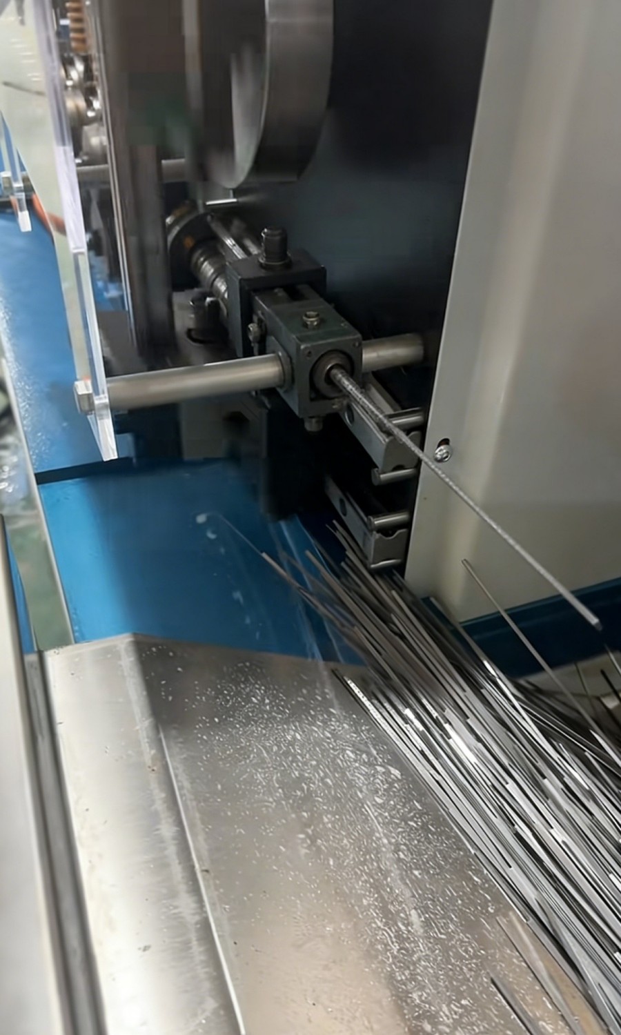 finished product discharge cutting port