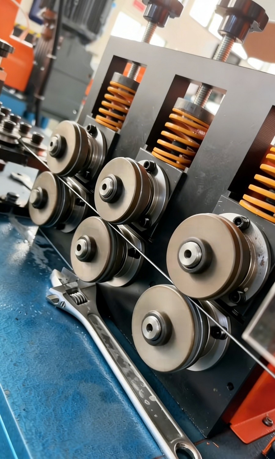 multi wheel straightening mechanism