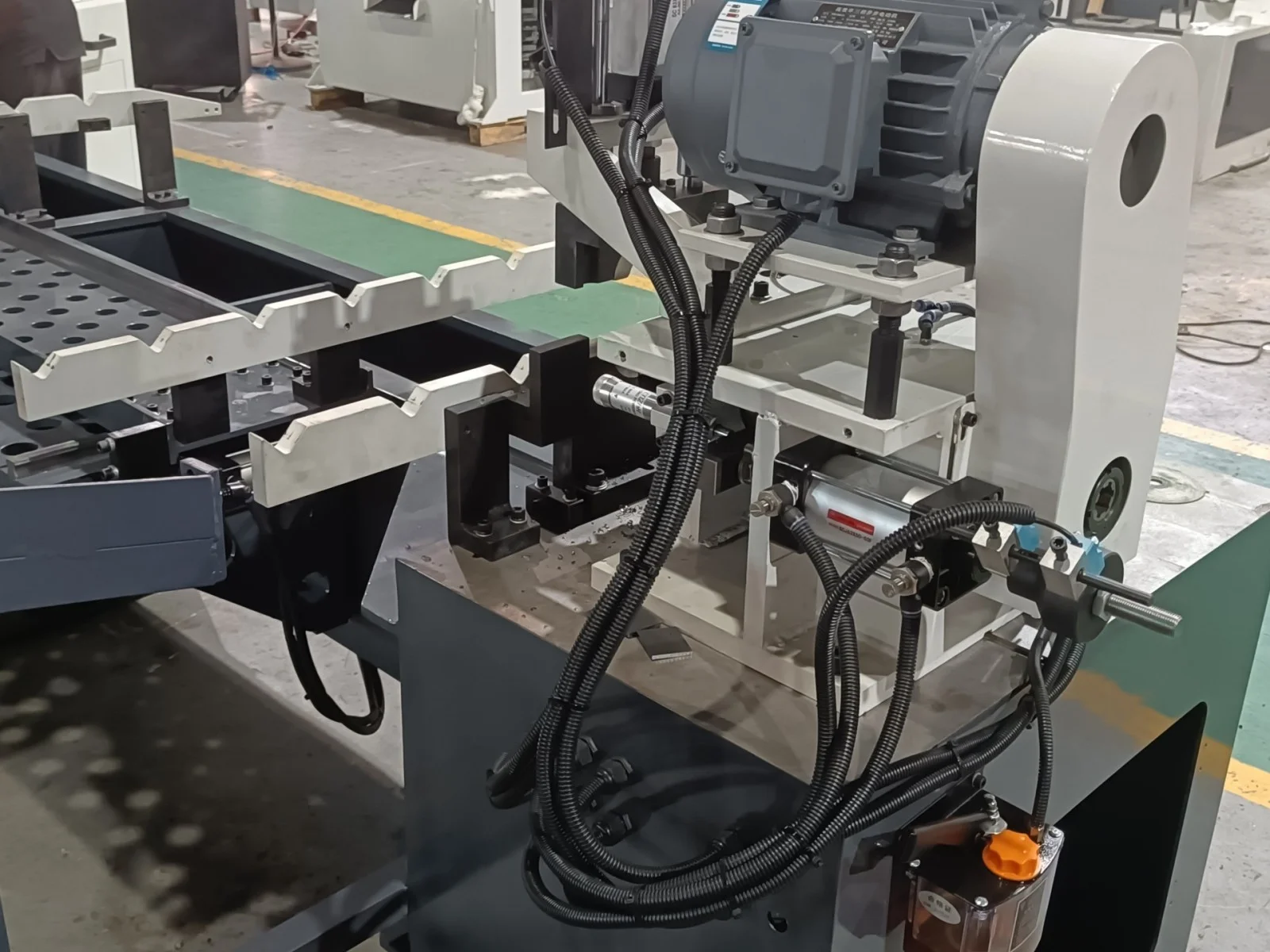 side view of single head for double head cnc servo chamfering machine showing motor drive and pneumatic clamping structure