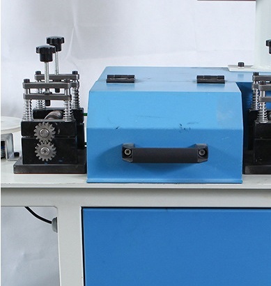 Máquina aplanadora de alambre, mecanismo de enderezamiento de doble estación, cubierta protectora del cuerpo