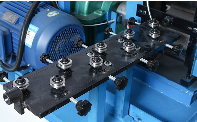 Detalle del mecanismo de enderezamiento de alambre de múltiples ruedas de la máquina aplanadora de alambre