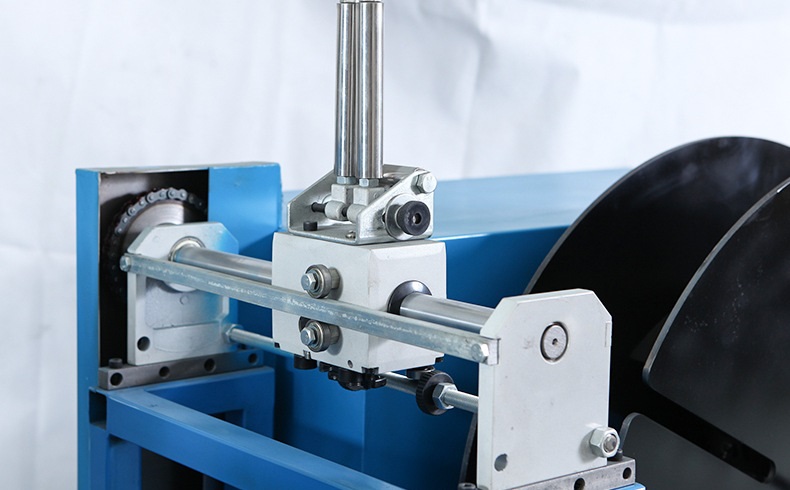 Detalle del mecanismo de bobinado de la unidad de desplazamiento de la máquina aplanadora de alambre